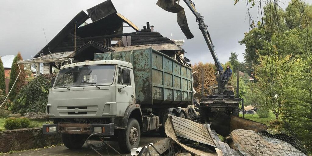 Вывоз мусора после пожара с утилизацией в Мценске в октябре
