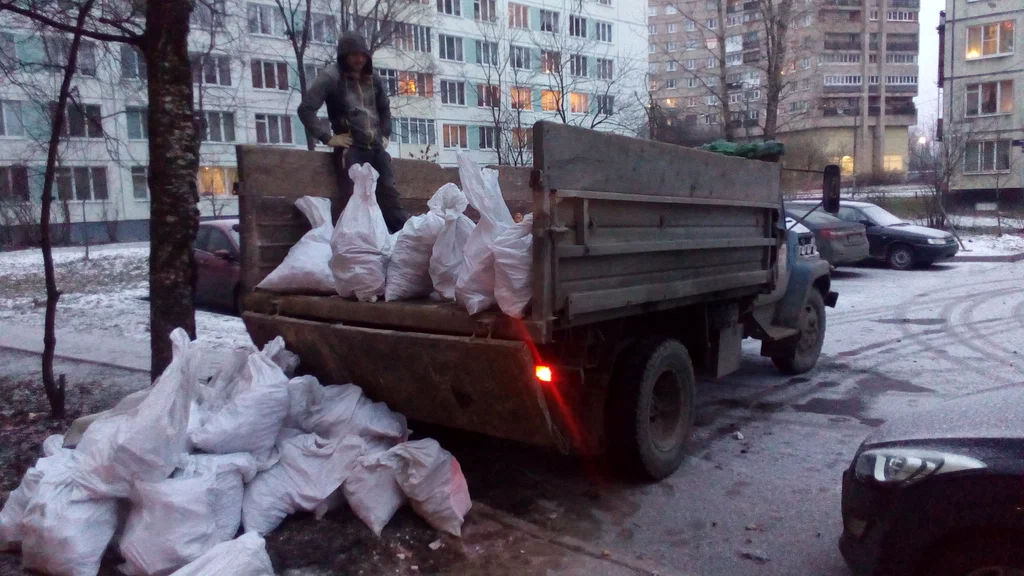 Вывоз мусора в мешках в Мценске в октябре
