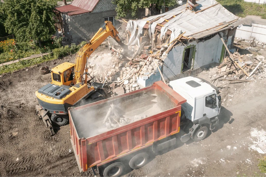 Вывоз мусора после сноса зданий с выездом в Мценске в октябре