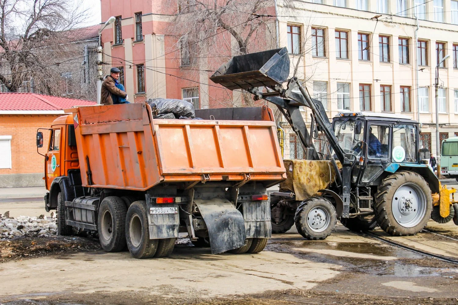 Вывоз мусора Камазом в Мценске – аренда и заказ Камаза 10 тонн от 2380 руб. в ПроМусор