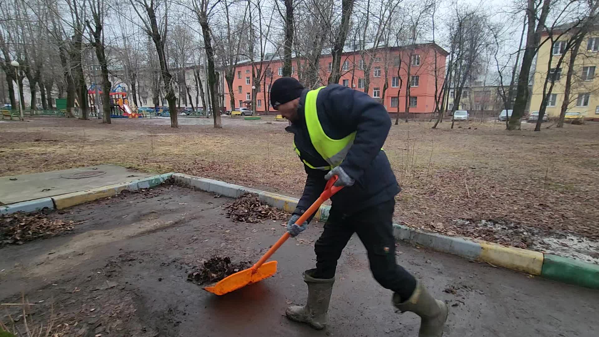 Уборка территорий в Мценске в октябре