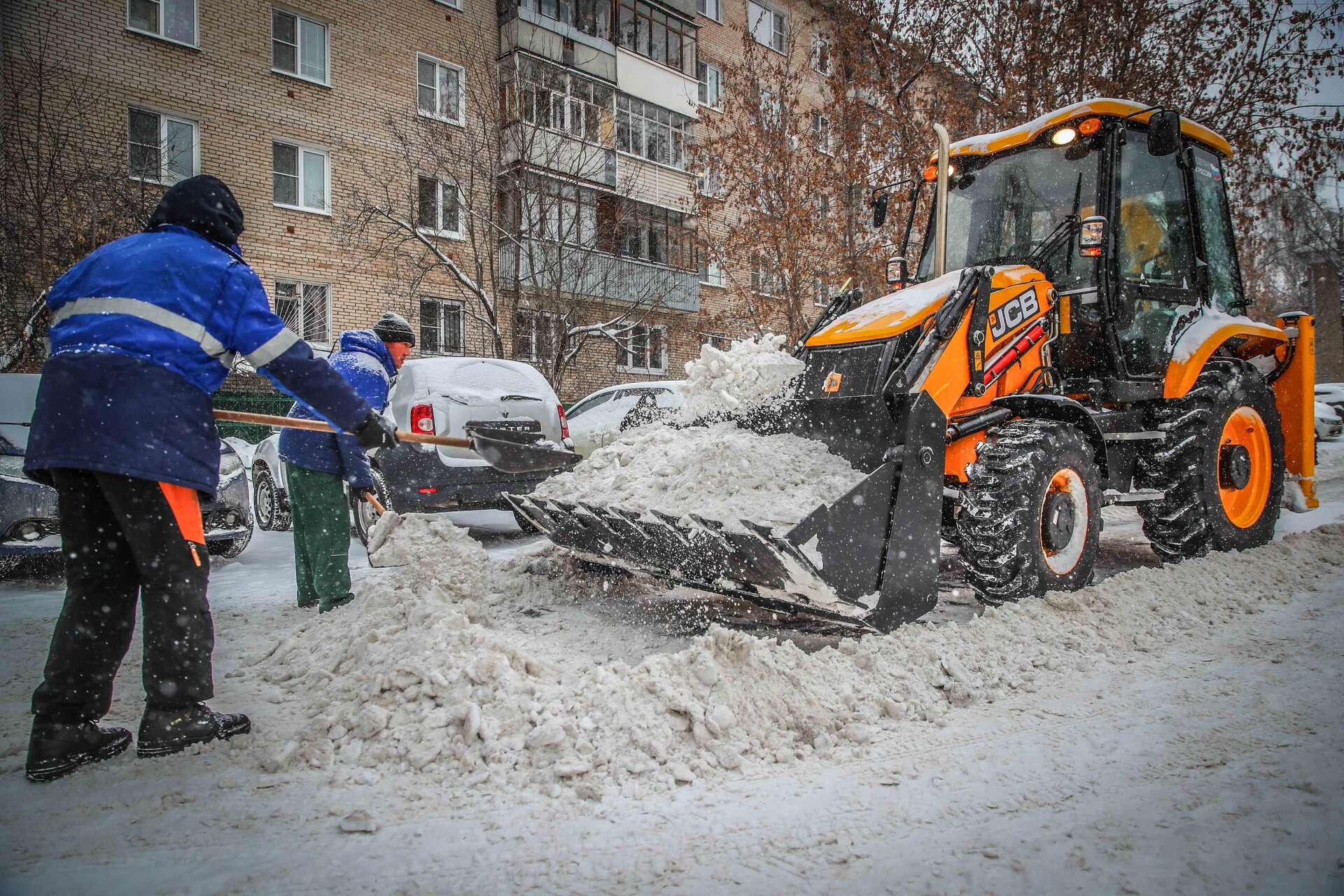 Очистка дворов от снега и наледи в Мценске — уборка снега, трактор и ручная, цены от 506 руб. | ПроМусор