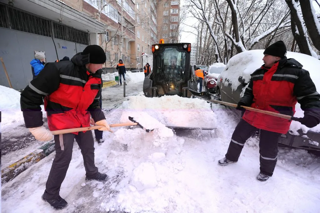 Очистка дворов от снега с гарантией результата в Мценске в октябре